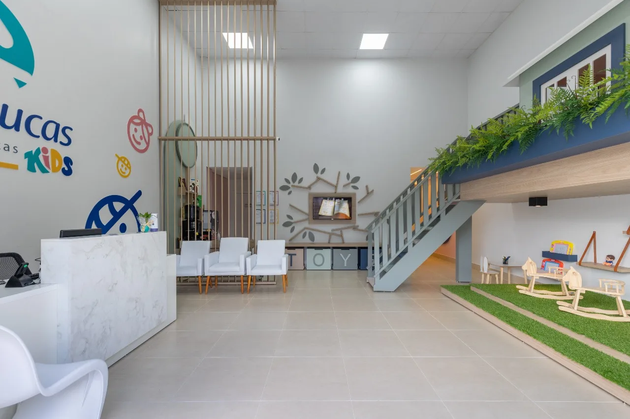 Recepção ampla do São Lucas Kids com espaço lúdico ao fundo