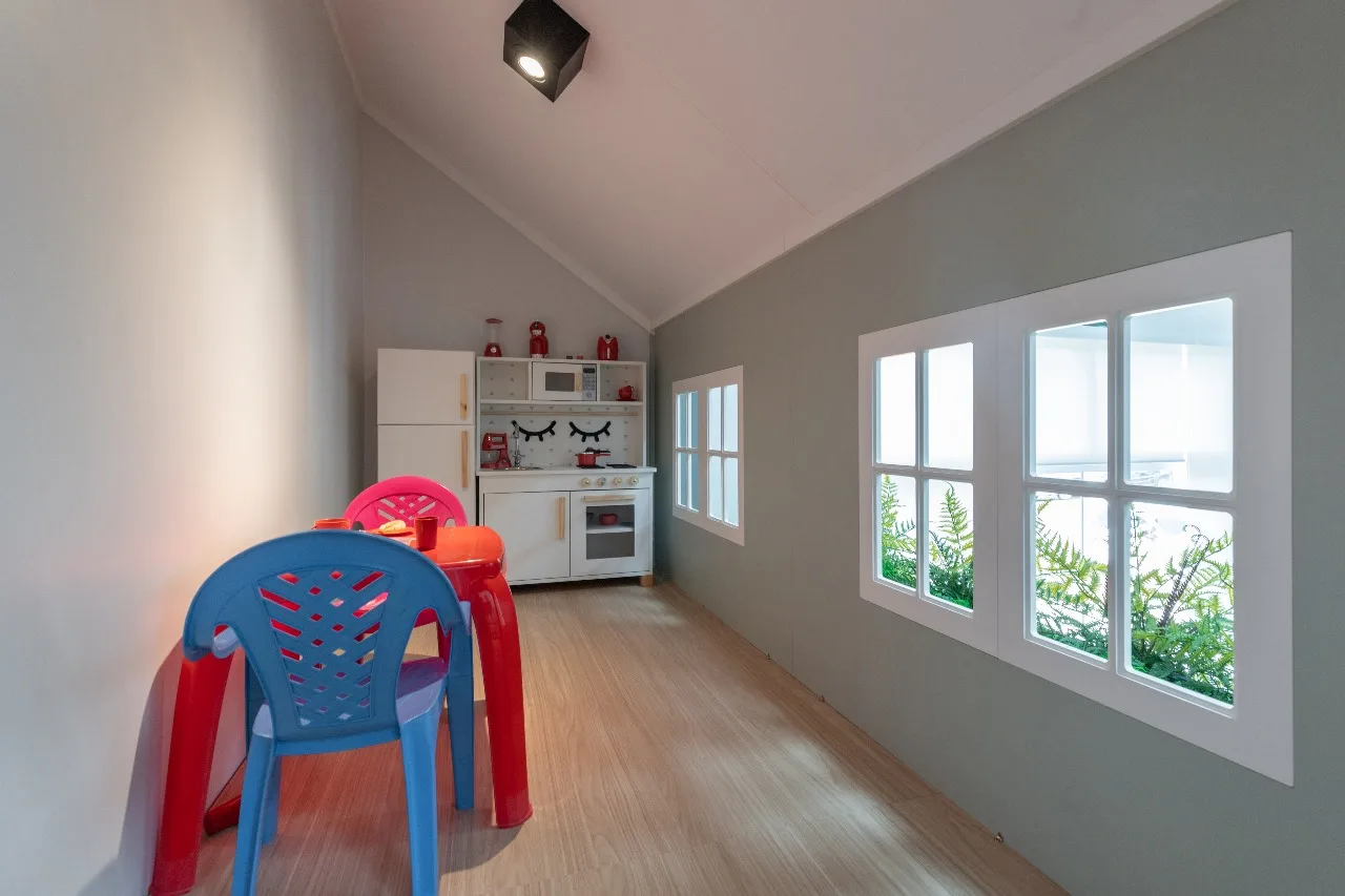 Brinquedoteca do São Lucas Kids com cozinha de brinquedo e mesa infantil