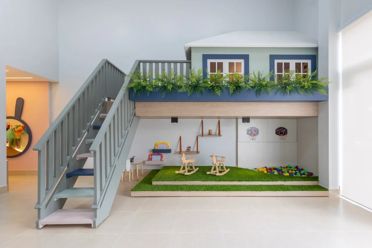 Espaço lúdico do São Lucas Kids com casinha, cavalinhos e piscina de bolinhas