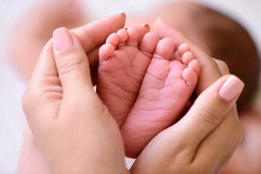 Pés de bebê — teste do pezinho e saúde do bebê
